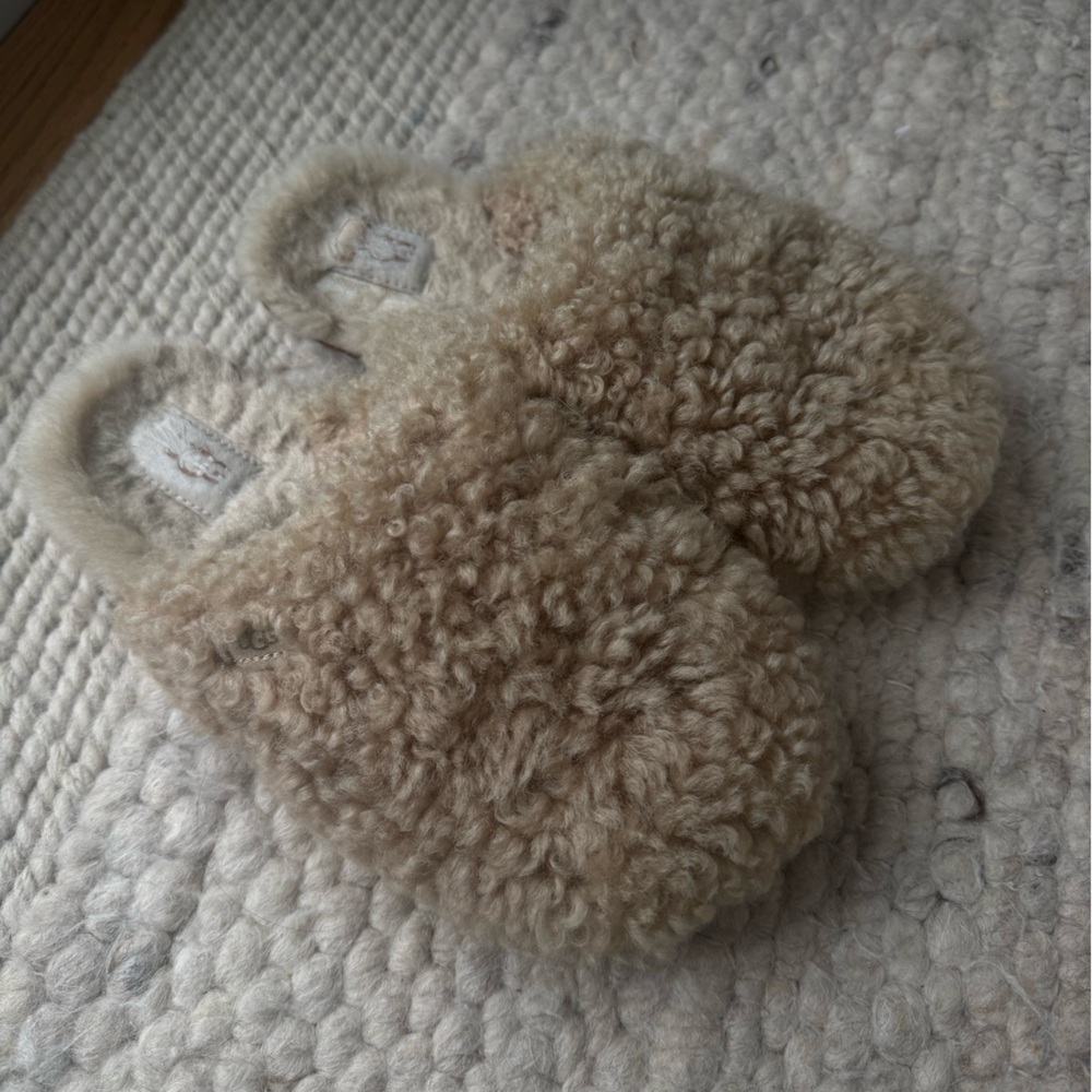 UGG Maxi Curly Slide Slipper Women’s 8 in Tan / Sand